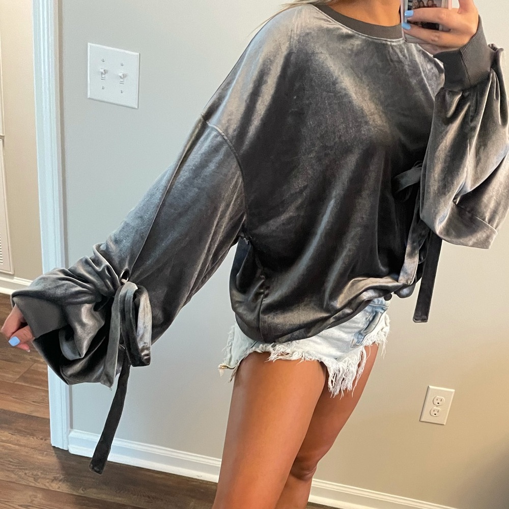 Love sleeve velvet top